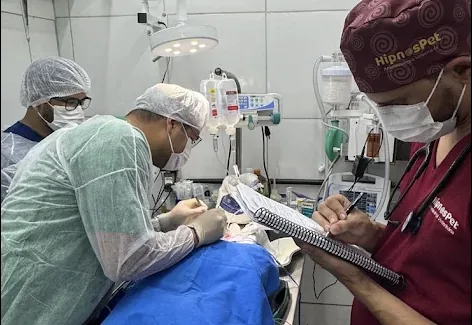 Dr. Alyson em procedimento