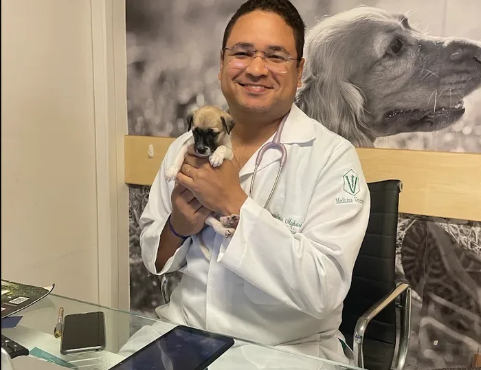 Dr. Alyson no consultório com um filhote
