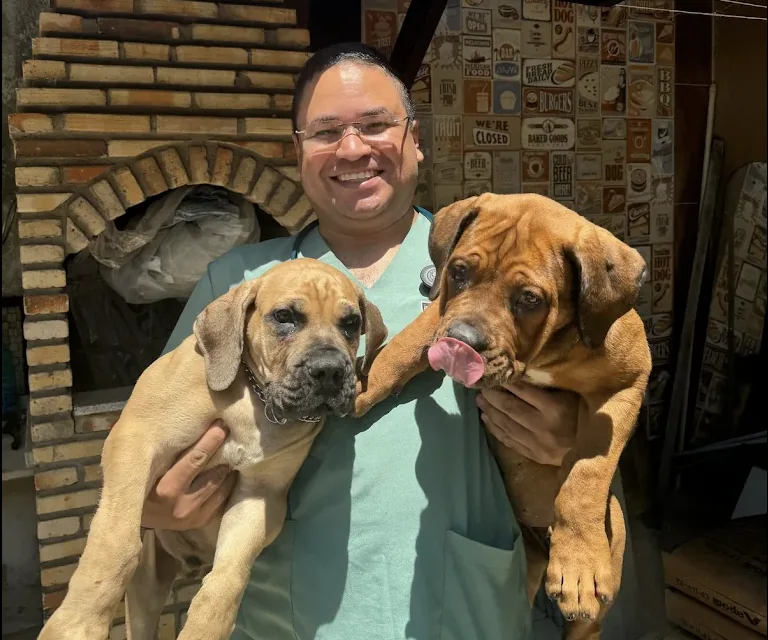 Dr. Alyson com dois cães em atendimento domiciliar