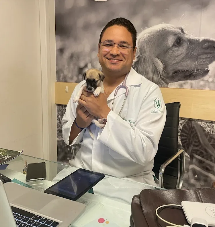 Dr. Alyson Mykael com um filhote no consultório